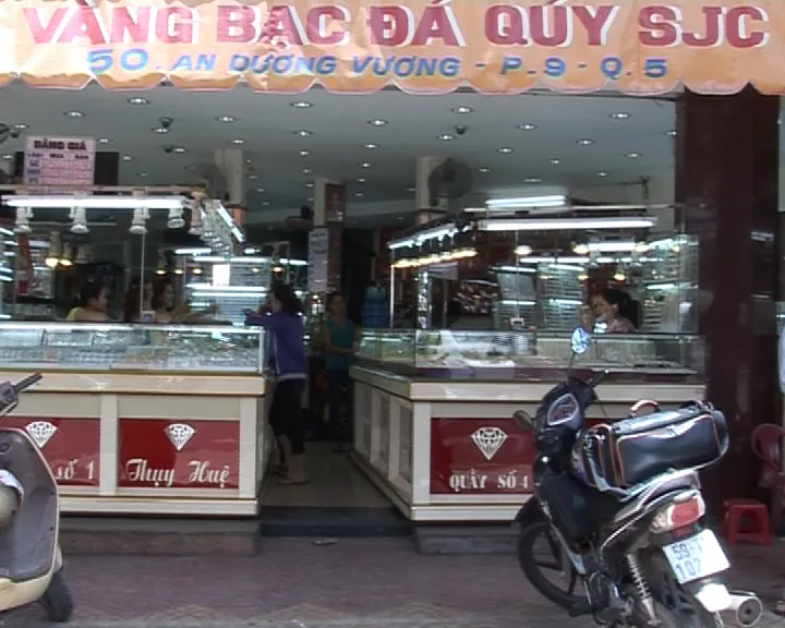 Tiệm vàng vắng vẻ như chùa Bà Đanh. Ảnh chụp lúc 12 giờ tại một tiệm vàng ở phường 9, quận 5. Ảnh: Đức Trọng